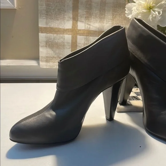 Pour La Victoire Gray Heeled Boots with Curved Heel - Picture 4 of 16